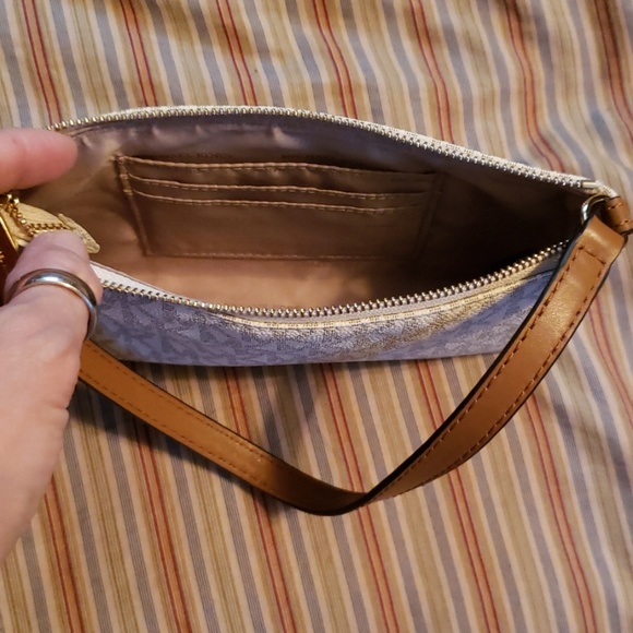 Michael Kors wristlet - Picture 3 of 4